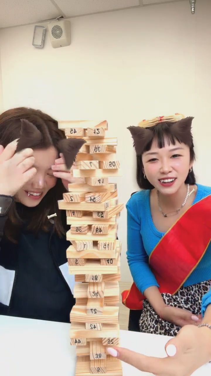  : 挑戰極限！疊疊樂崩塌的這瞬間實在太刺激了，誰的手最抖？😱🧱 #疊疊樂 #驚險瞬間 #挑戰極限 #直播精華