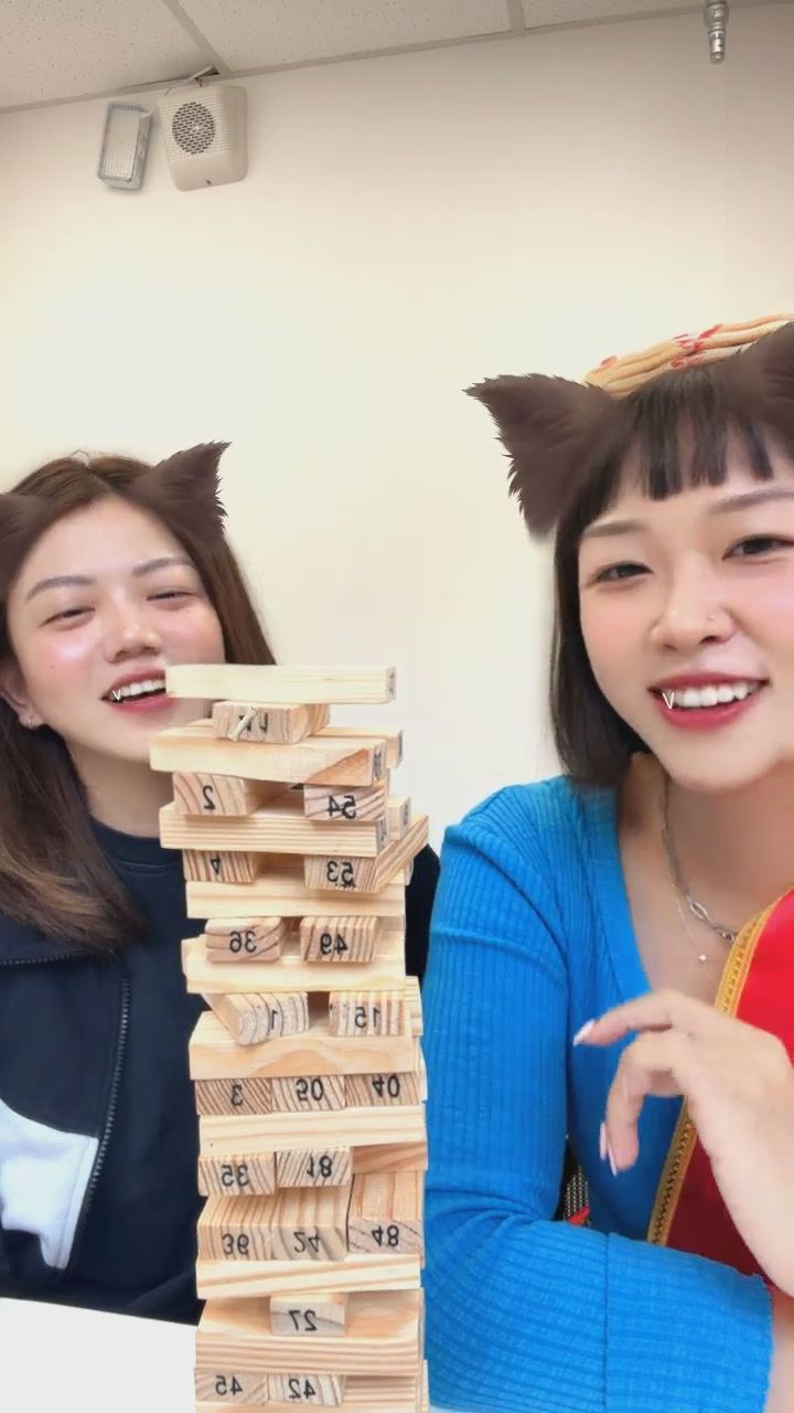 che521 : 疊疊樂快倒了！這搖晃程度真的看得讓人心跳加速啊 🙀✨ #心跳加速 #貓系女孩 #疊疊樂 #緊張時刻