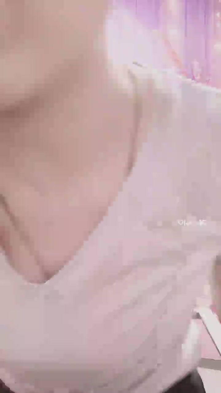  : 貓耳眼鏡娘的專屬驚喜！大方掀衣展現火辣身材，這份深夜福利你絕對不能錯過。😏✨ #眼鏡娘 #福利 #驚喜 #大尺度