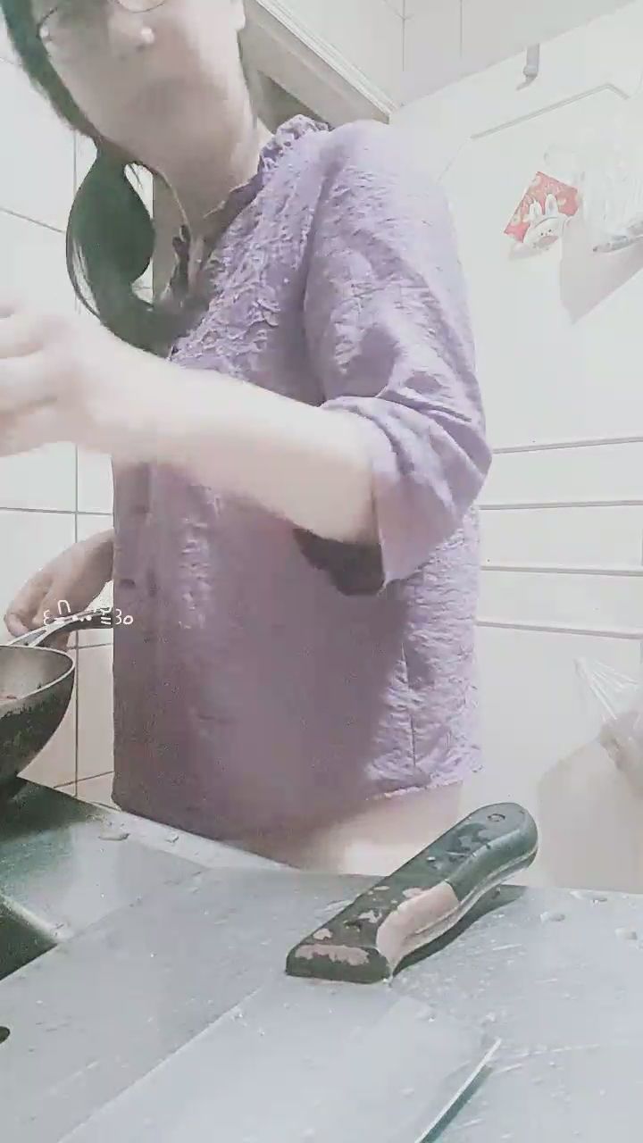 jolinbebe : 為你親自下廚的溫柔時光，今晚想先嚐哪一道呢？🍳✨ #女友感 #居家日常 #微性感 #私密時光 洛神花 紫菜豆 黃伽瓜