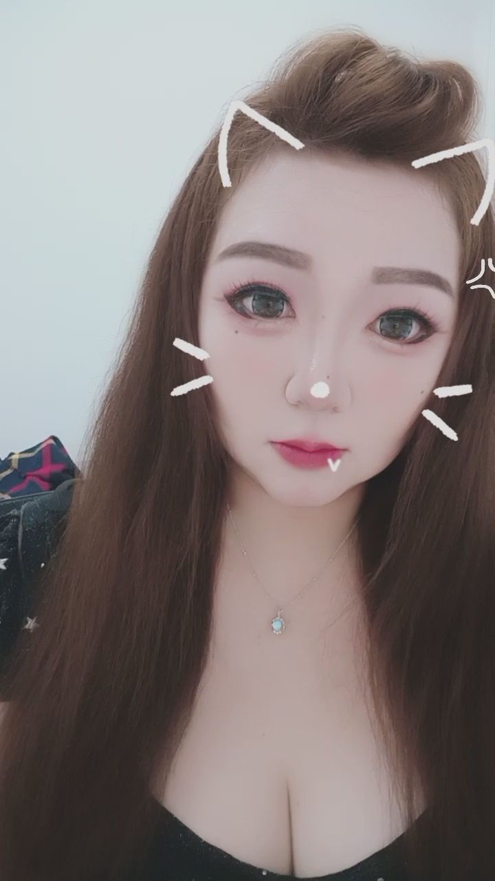 : 想喝水還是想...看我？💧😻 #貓系女孩 #甜美日常 #俏皮