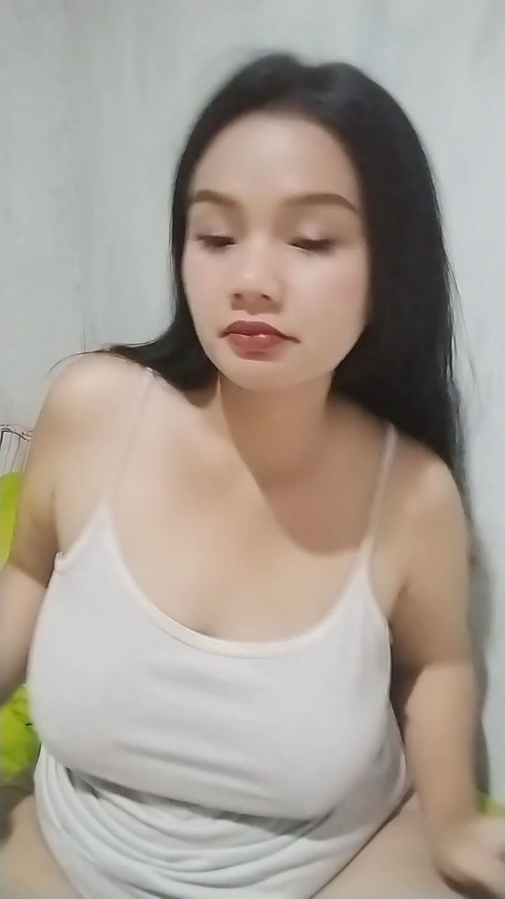  : 這樣的眼神交會，你抵擋得住嗎？🔥 #性感 #咬唇 #挑逗 #心動瞬間