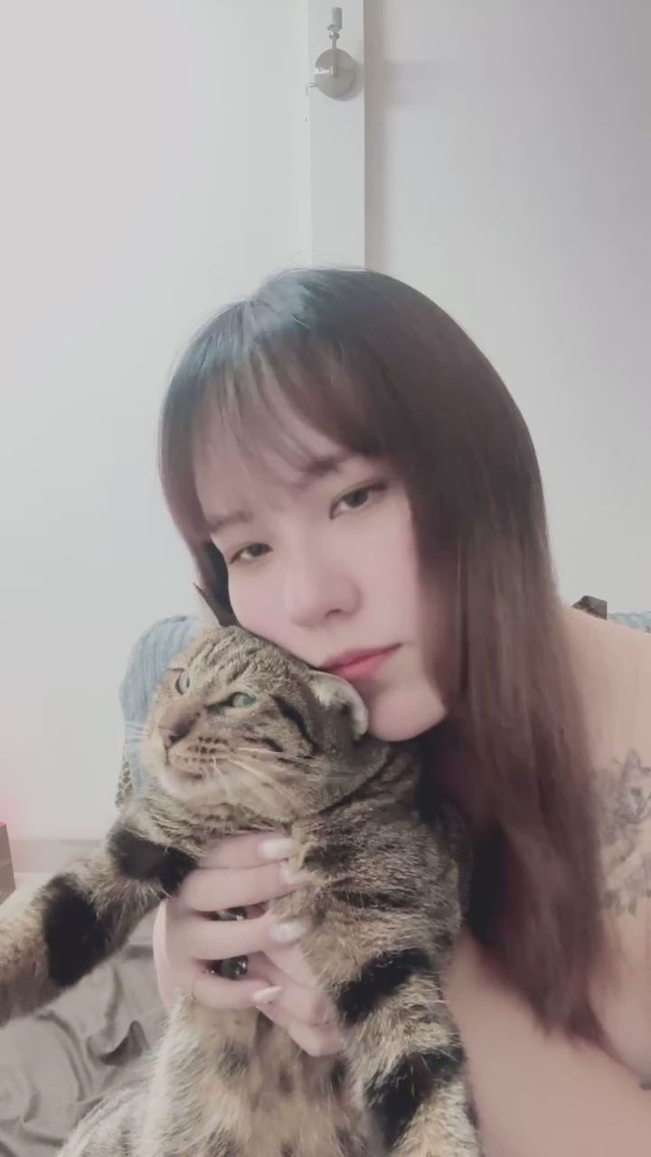 ee971014 : 想當這隻貓嗎？與小毛孩的親密抱抱時光 ❤️🐈 #居家日常 #貓奴 #性感