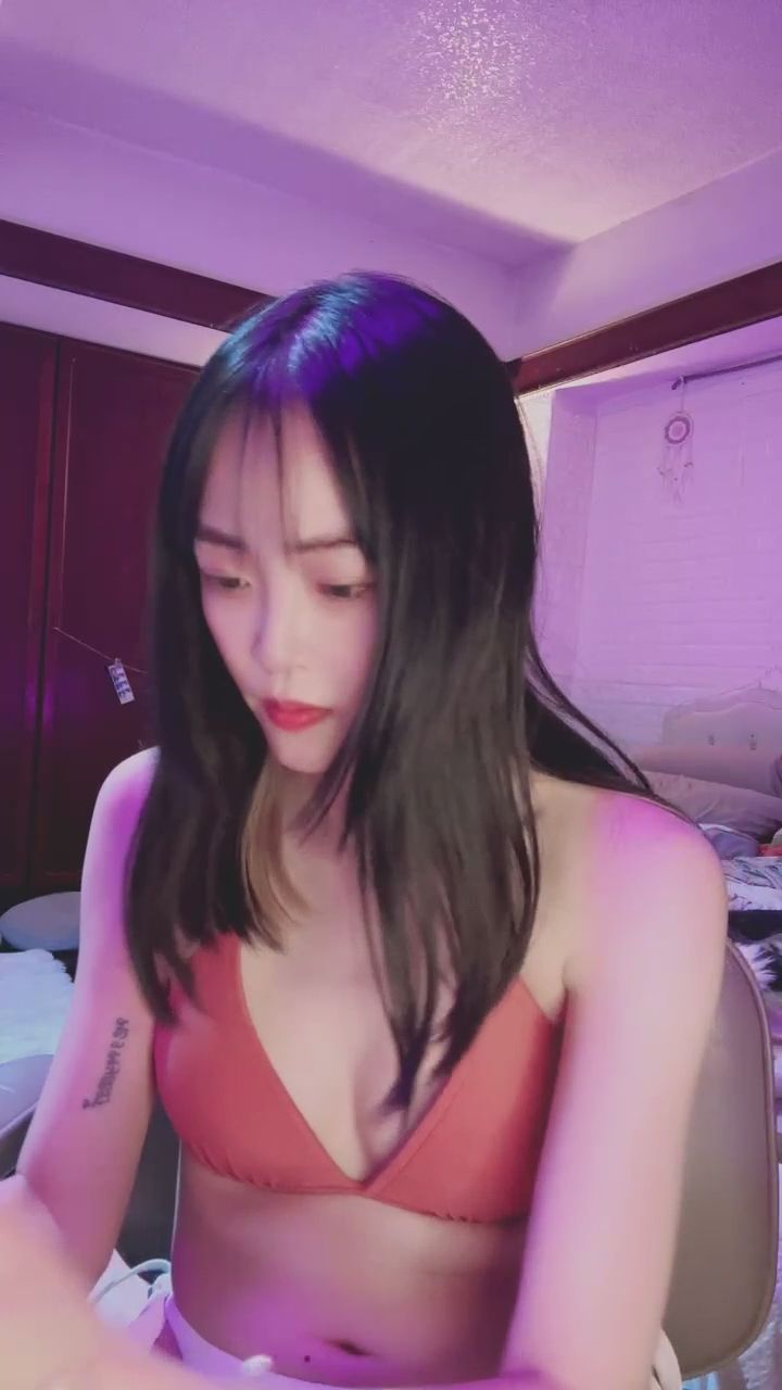  : 今天想看我玩哪一個？留言告訴我你的選擇！🍆 #情趣開箱 #互動 #誘惑