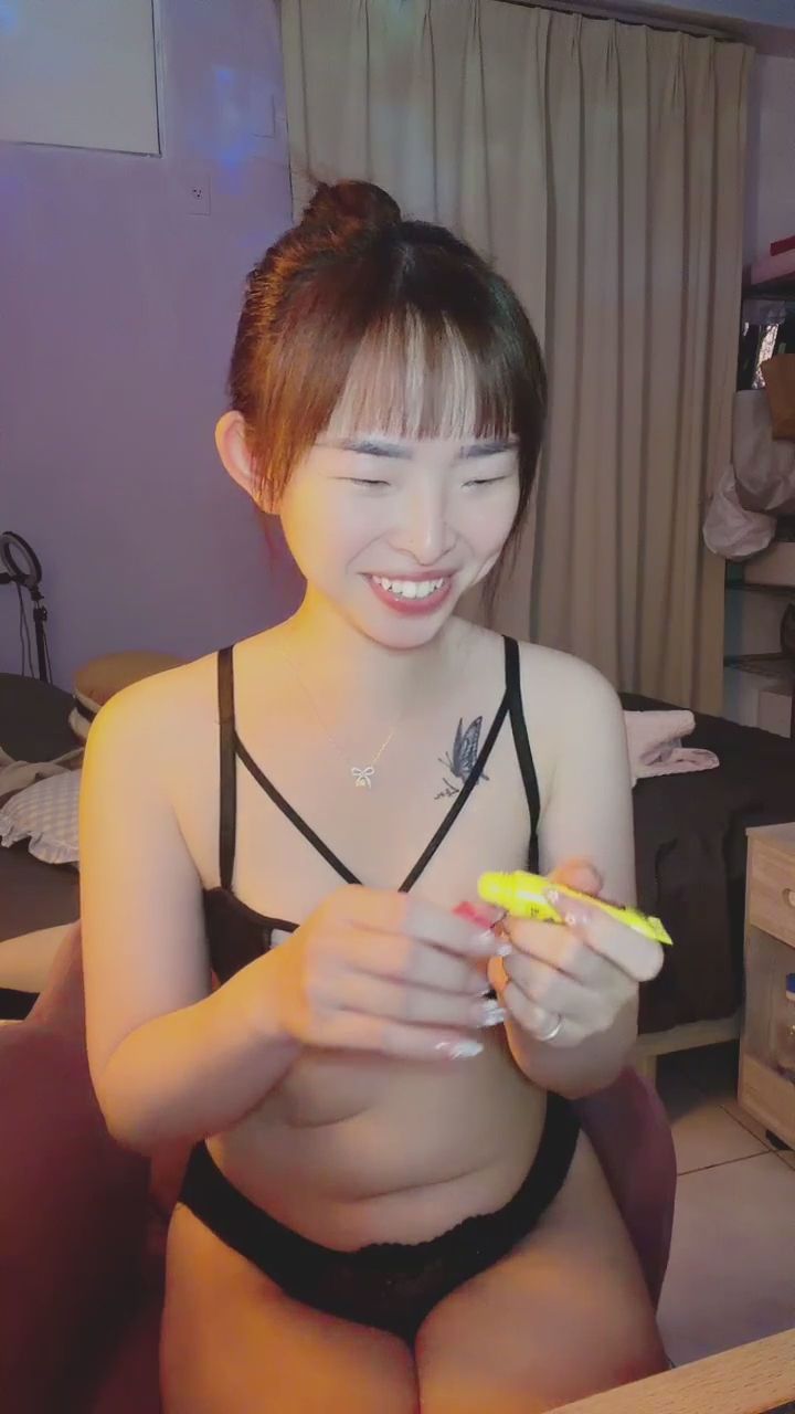 sexylinli : 塗完護唇膏的甜美大笑，快來近距離感受這份心動！💋 #甜美笑容 #近距離互動 #心動瞬間 #日常