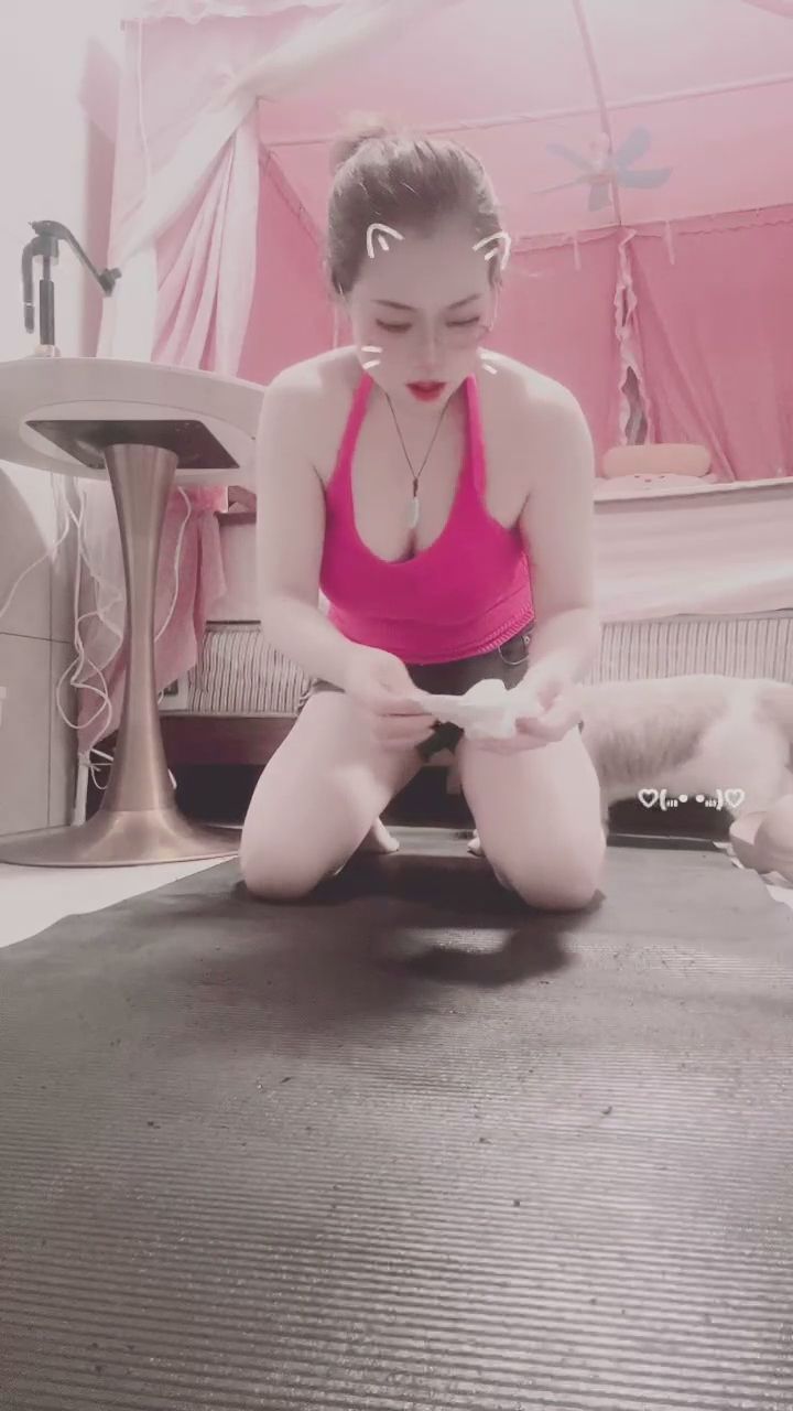 x8011 : 認真打掃的樣子，是不是特別有魅力？💦 #居家日常 #性感曲線 #背影殺手
