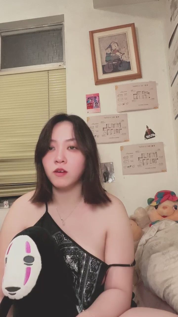  : 抱著無臉男一起聊天～今天的笑容有療癒到你嗎？😘✨ #無臉男 #直播日常 #居家 #微性感Babe