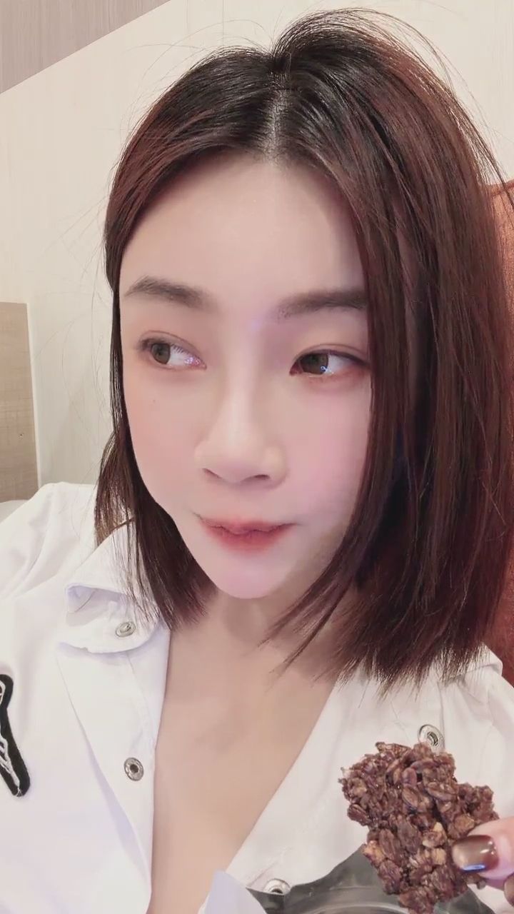 olivia__ : 陪我一起吃點甜的吧！🍫 你要不要也來一口？ #女友視角 #吃貨日常 #甜蜜互動
