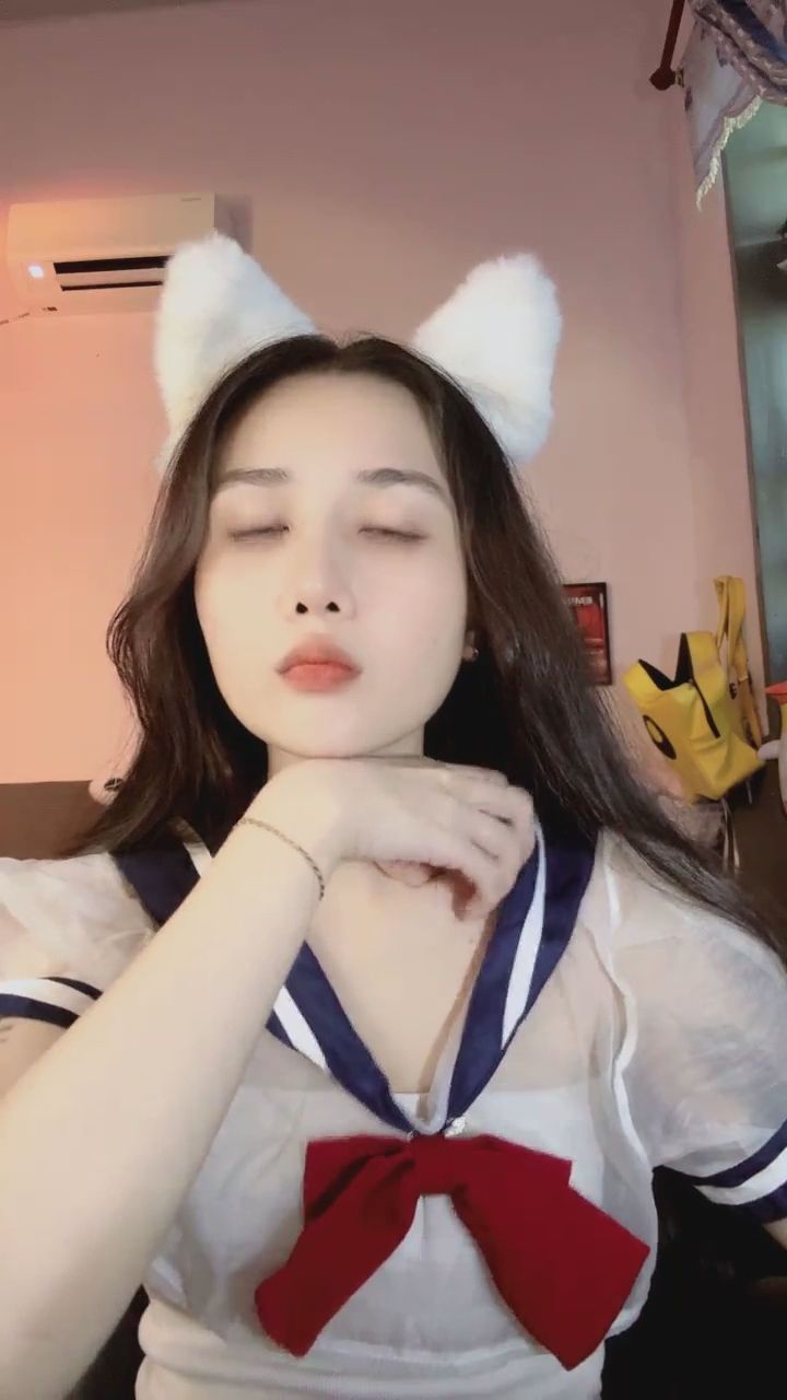 yausie : 貓耳水手服少女的溫柔瞬間，這個眼神誰能抵抗？🐱✨ #貓耳 #水手服 #純慾 #氛圍感