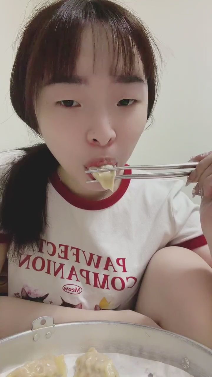 sexylinli : 這口咬下去真的太滿足啦！🥟💦 誰也抵擋不了的美味誘惑🤤 #吃播 #美食日常 #滿足感