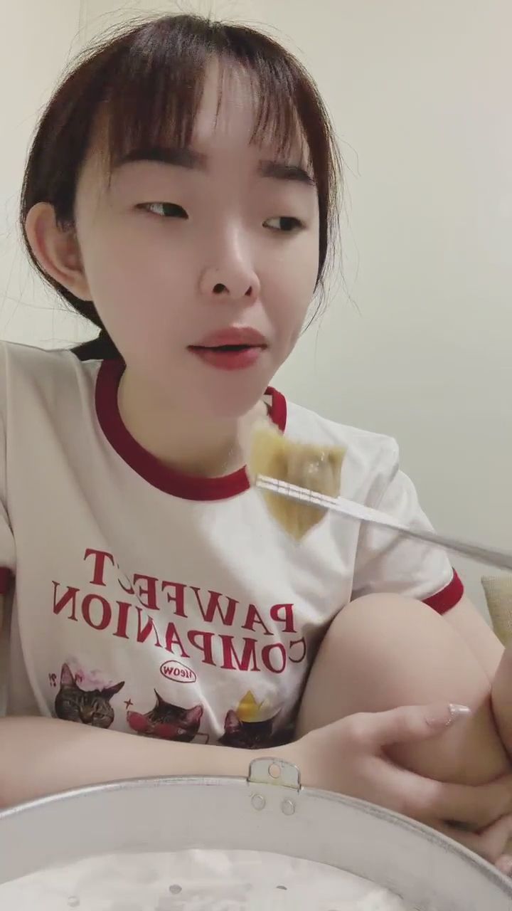 sexylinli : 午餐時間到囉！要不要和我一起吃熱騰騰的水餃呢？🥰🥟 #女友視角 #日常陪伴 #吃播