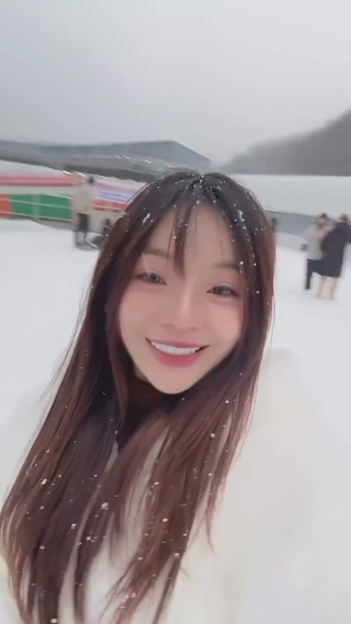 sentelic : 有到了適合玩雪的季節了⛄這邊有人會滑雪嗎~Babe可以一起滑🤗 #露臉 #日常 #旅遊 #生活 #新人 #可愛 #私訊