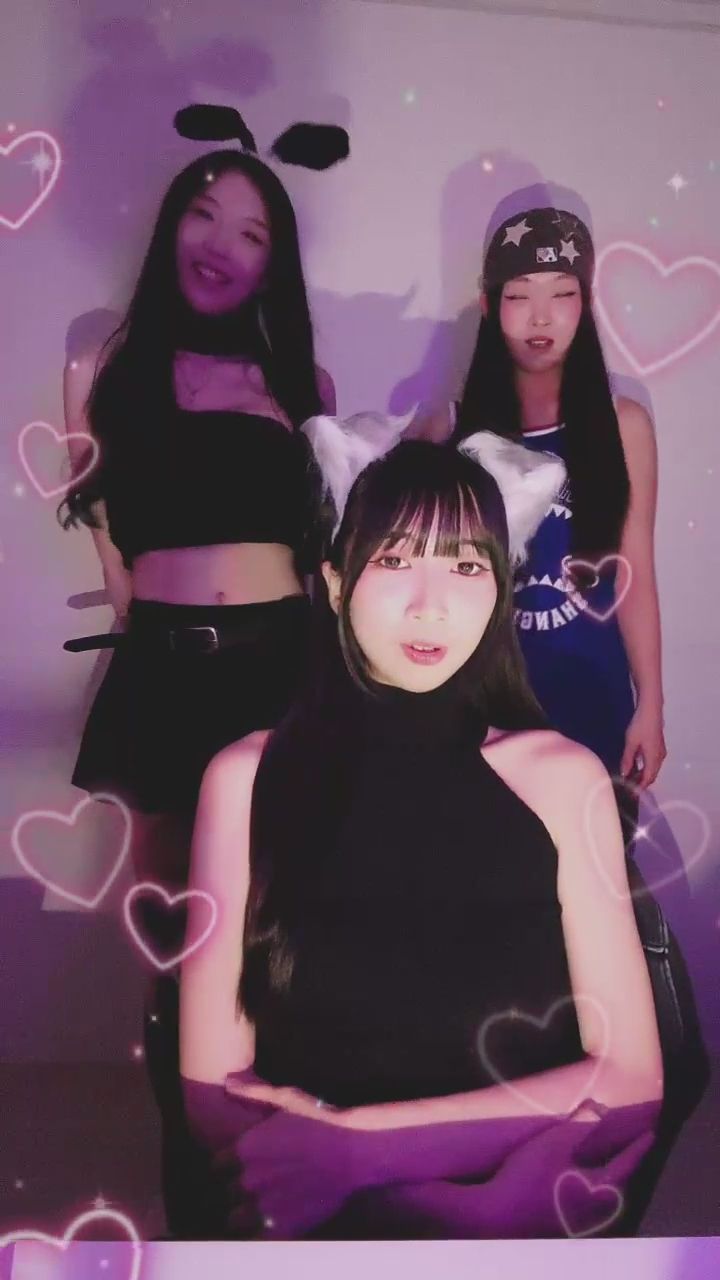 nn_17209 : 貓耳與兔女郎的迷幻派對！跟著節奏一起搖擺，今晚你的目光鎖定誰？👯‍♀️💜 #兔女郎 #派對女孩 #多人互動
