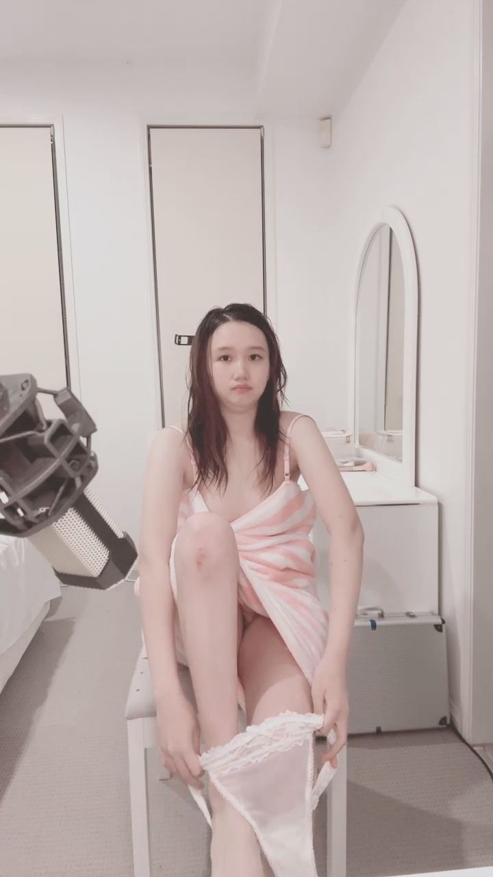 cotton_cloud : 白色蕾絲內褲試穿全紀錄，這曲線你給幾分？🍑 #蕾絲 #試穿 #誘惑
