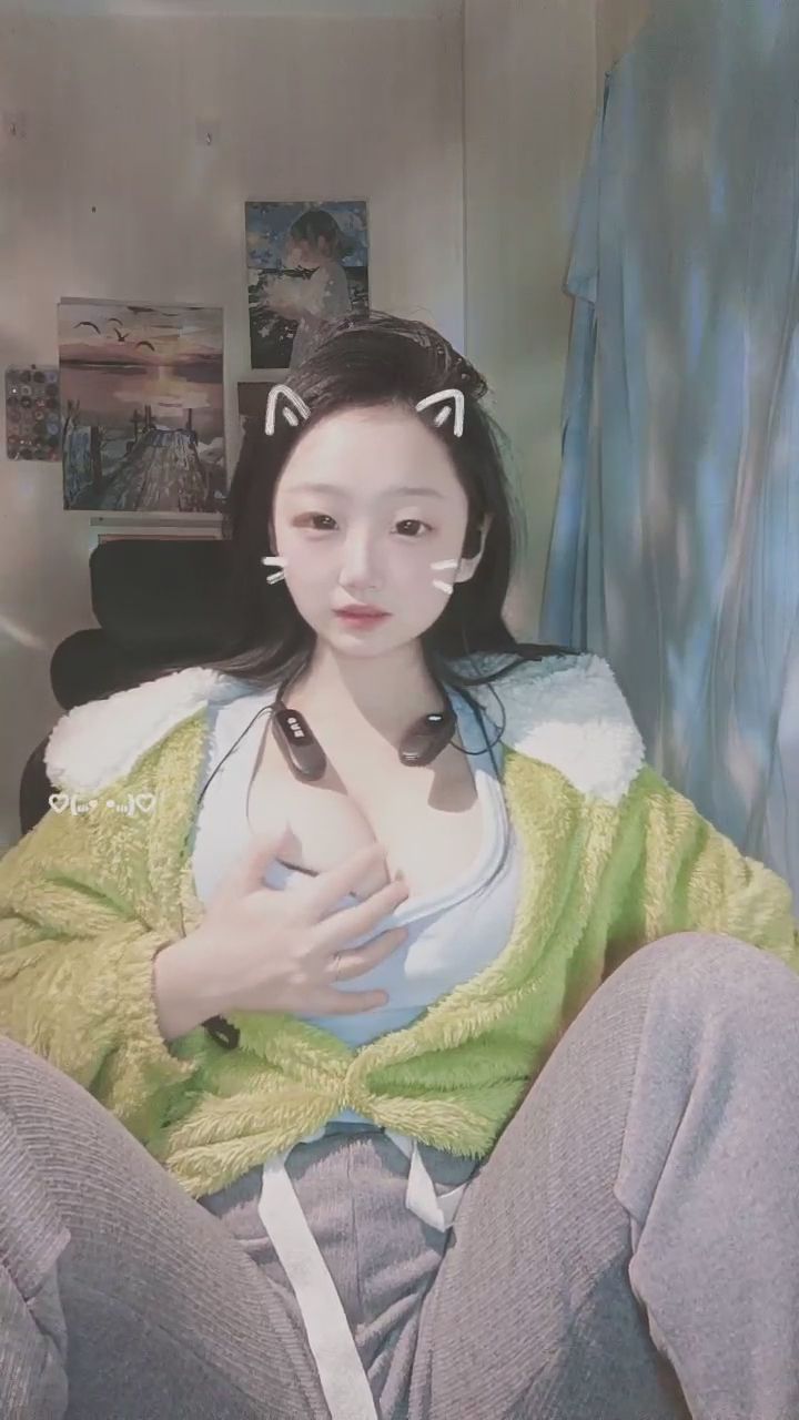 ca3321 : 慵懶又迷人的居家時刻，視線完全無法移開...😍 #性感 #深夜福利 #好身材