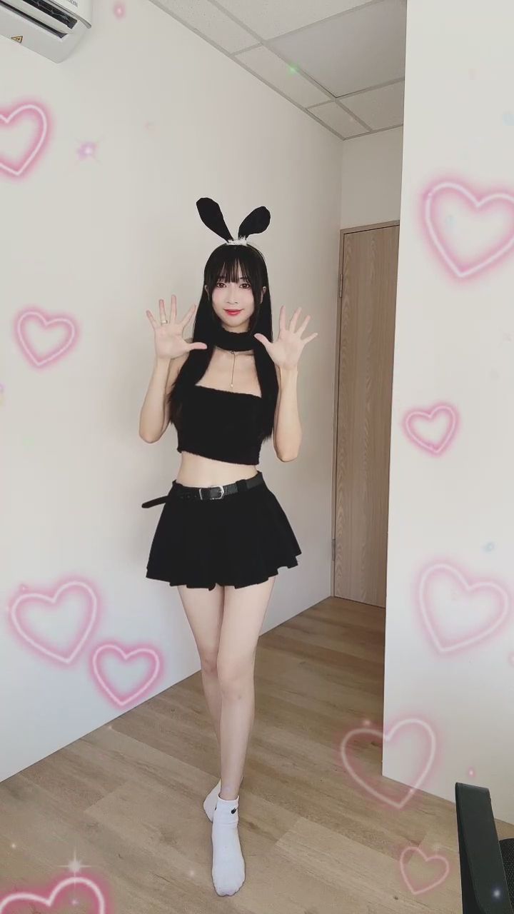 nn_17209 : 今日份的經典黑兔兔已上線，準備好捕捉我了嗎？🖤🐰 #兔女郎 #穿搭展示 #女友感 #心動