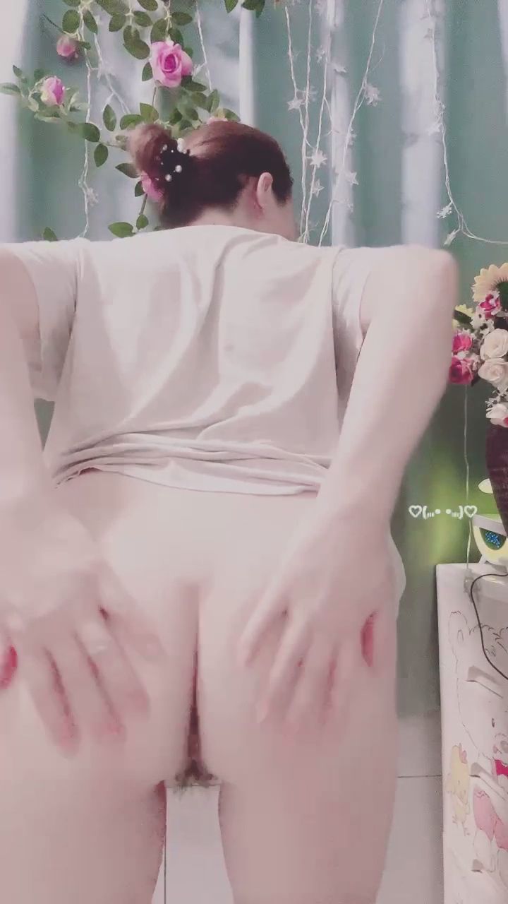 x8011 : 不轉身你永遠不知道這件寬鬆T恤下藏著什麼驚喜 🍑✨ #居家 #反差誘惑 #美臀
