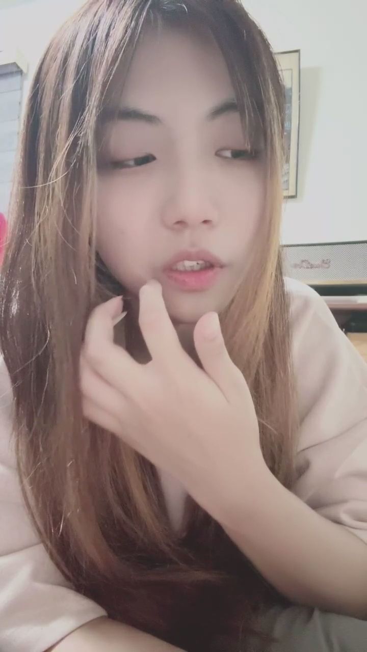 07.w_n : 眼神交會的瞬間，你心動了嗎？💋 輕觸雙唇的私語，只說給你聽... #女友感 #心動瞬間 #曖昧 #私語 #直播