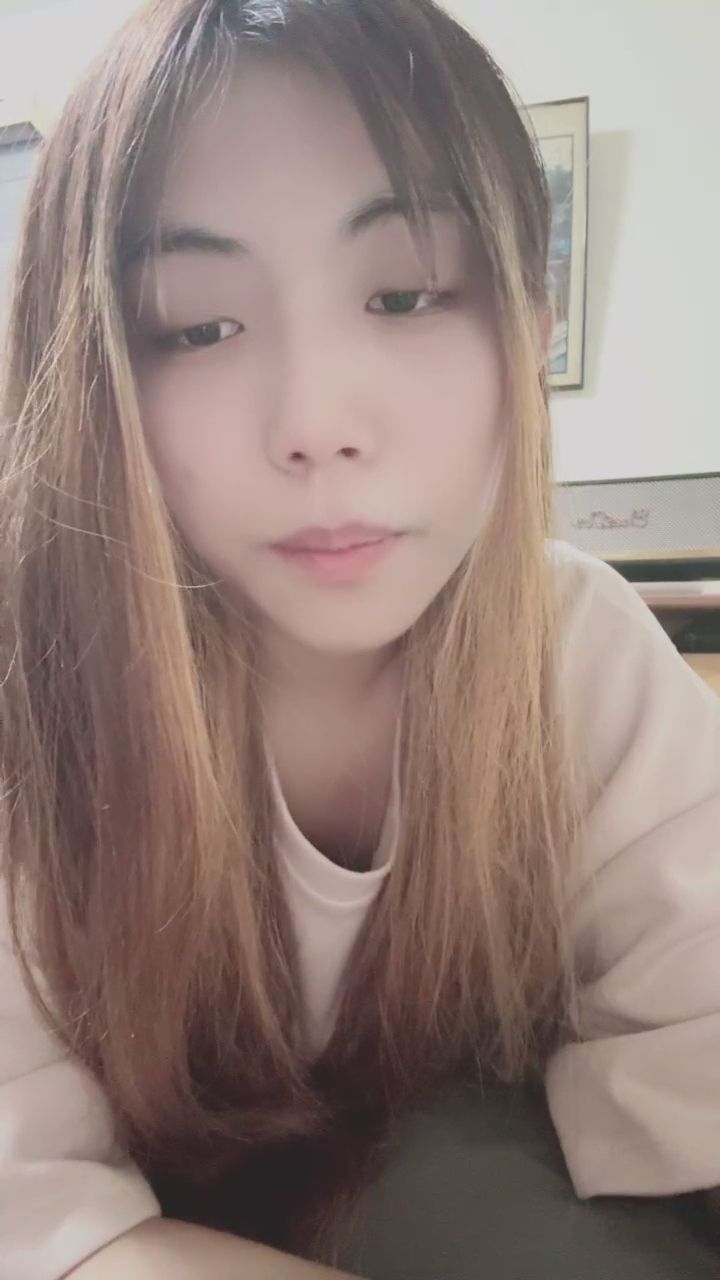 07.w_n : 雙手托腮就這樣靜靜看著你，今天也陪著你好嗎？🧡 #可愛 #托腮 #撒嬌 #心動 #直播日常