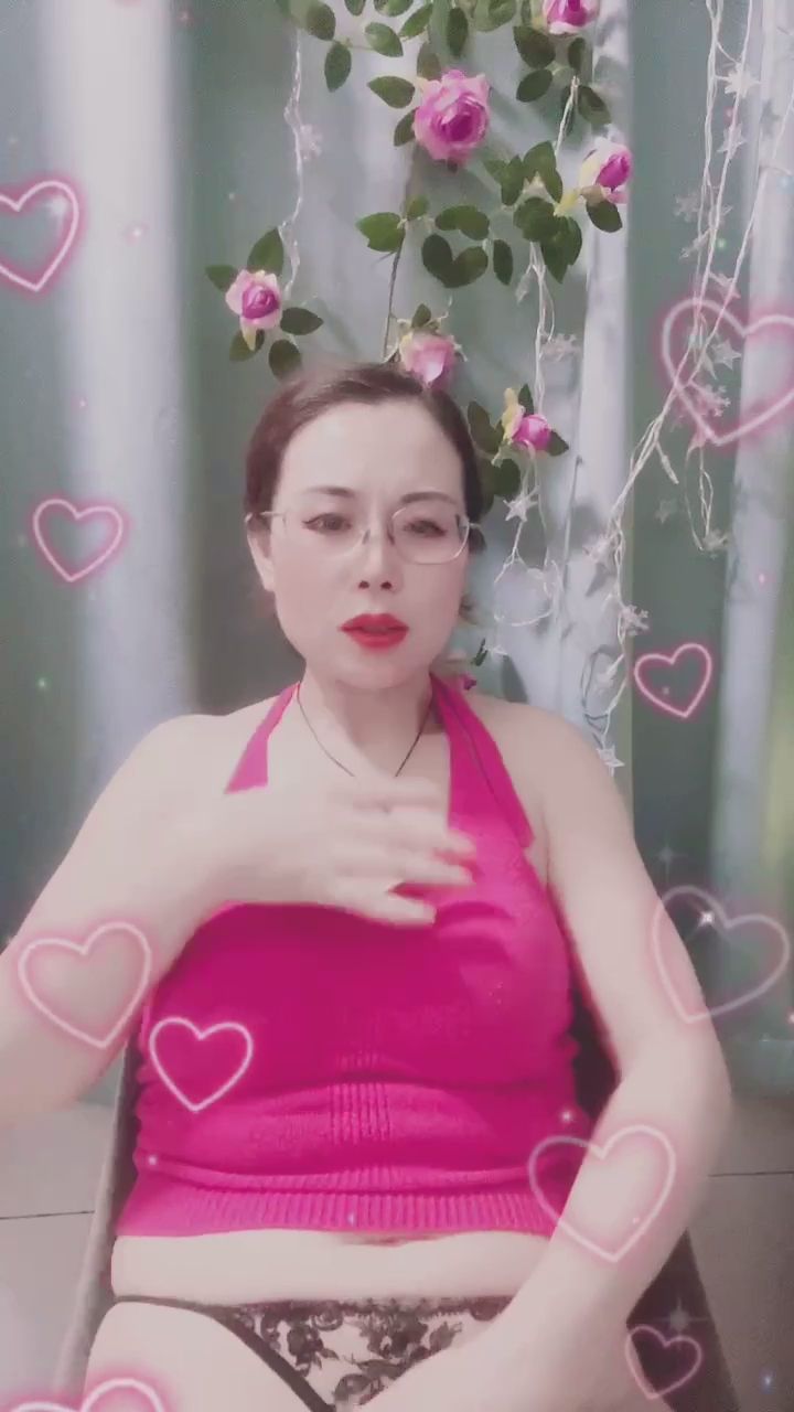 x8011 : 迷離的眼神與指尖的挑逗✨ 視線往下還有黑色蕾絲的性感驚喜，誰能抵擋得住這誘惑？😈 #性感 #蕾絲 #誘惑 #正妹 #直播