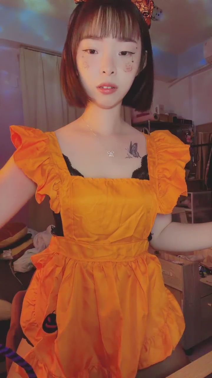 sexylinli : 今天的特別小禮物是這個... 想要和我一起玩嗎?💖🎃 #萬聖節 #粉紅驚喜 #直播日常 #私密互動