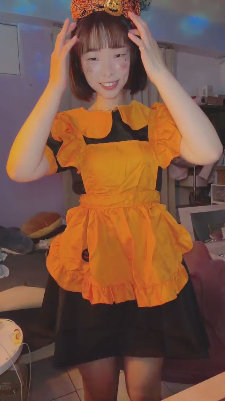 sexylinli : 萬聖節女僕裝背後藏了什麼驚喜?轉一圈給你看個夠!🎃✨ #南瓜女僕 #萬聖節 #制服誘惑 #全方位展示