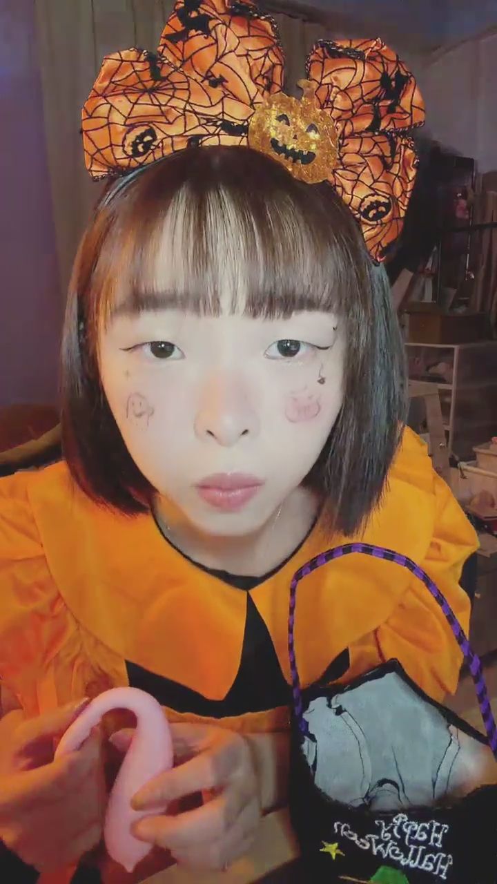 sexylinli : 這個顏色和觸感,你們覺得怎麼樣呢?快來近距離看看細節~💕 #私密玩具 #大膽開箱 #近距離視角 #粉絲互動