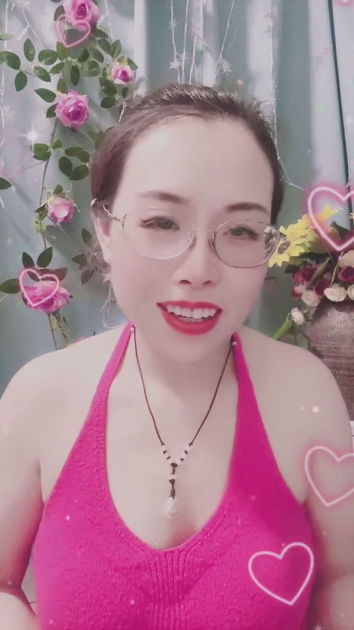 x8011 : 最迷人的眼神交會，這份甜美的笑容只為你綻放！💕 #深情對望 #心動瞬間 #甜美互動
