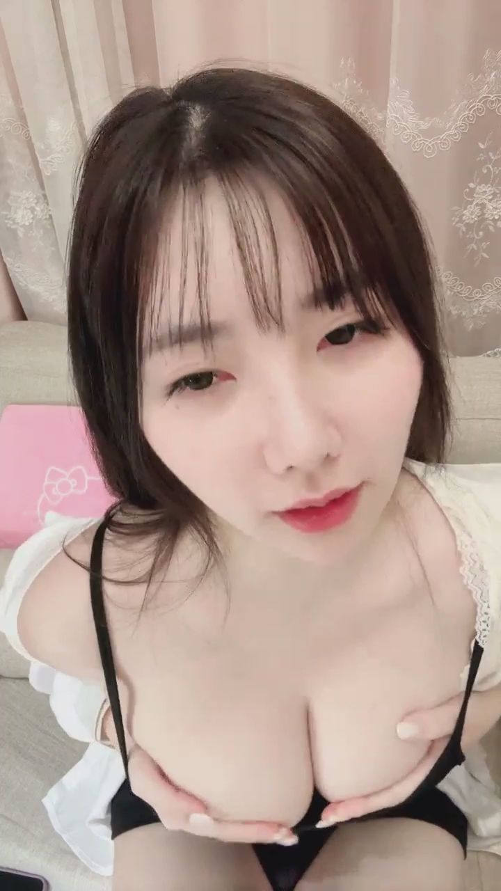 shirleybebe : 🔥直播片段🔥雙手托胸的親密視角！超近距離感受這份沉甸甸的誘惑，心跳加速中。💓 #巨乳 #親密視角 #性感主播