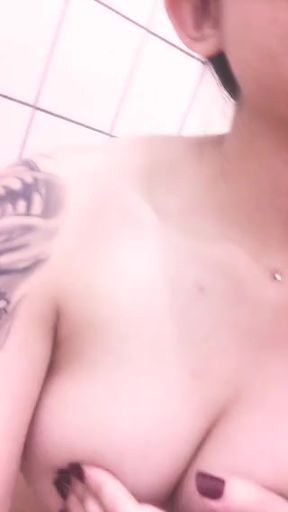 codyyuyan : 在浴室陪你們浪一下，快來陪我沖一下不來就算了哼哼