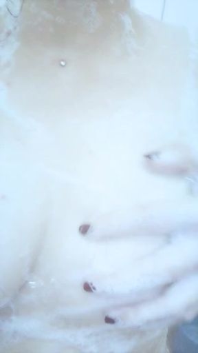 codyyuyan : 洗奶🛀有奶頭😍😍😍