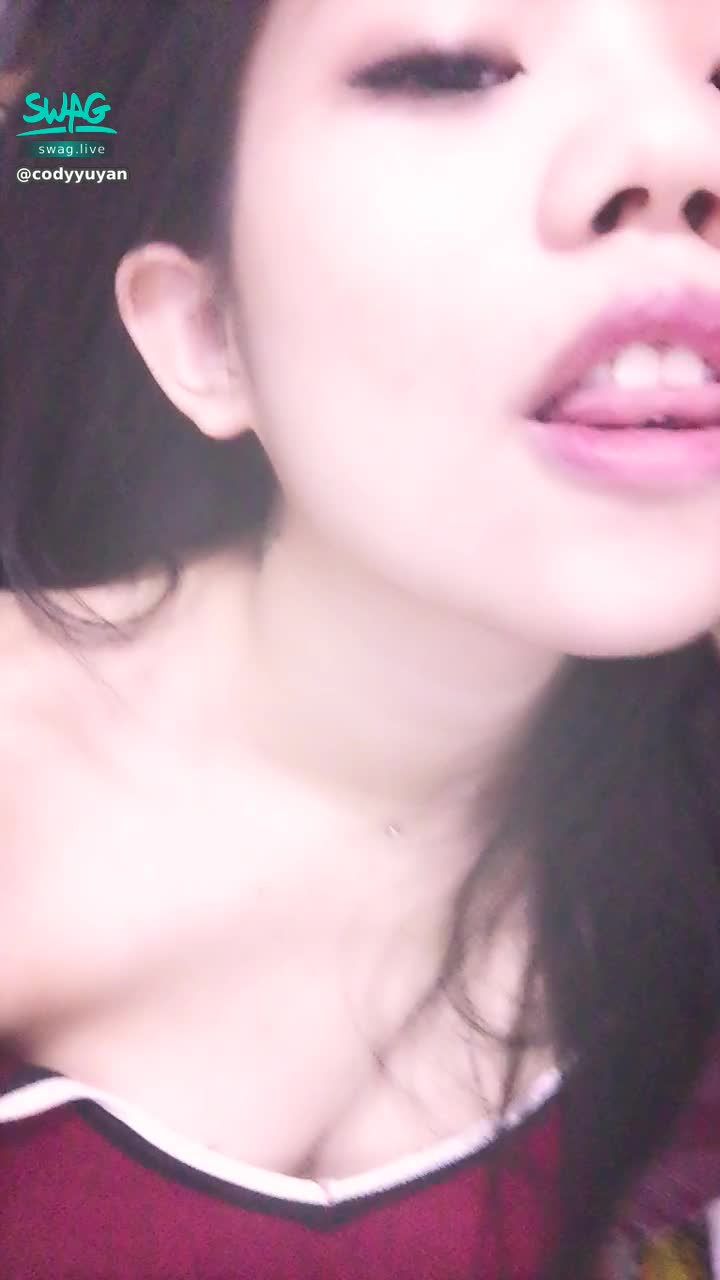 codyyuyan : 我的舌環讓你欲罷不能👿封面照跟本人一點都不騙%%❤️以下群發一系列露臉哦🙈🙈二月活動看封面👉@Cody1565