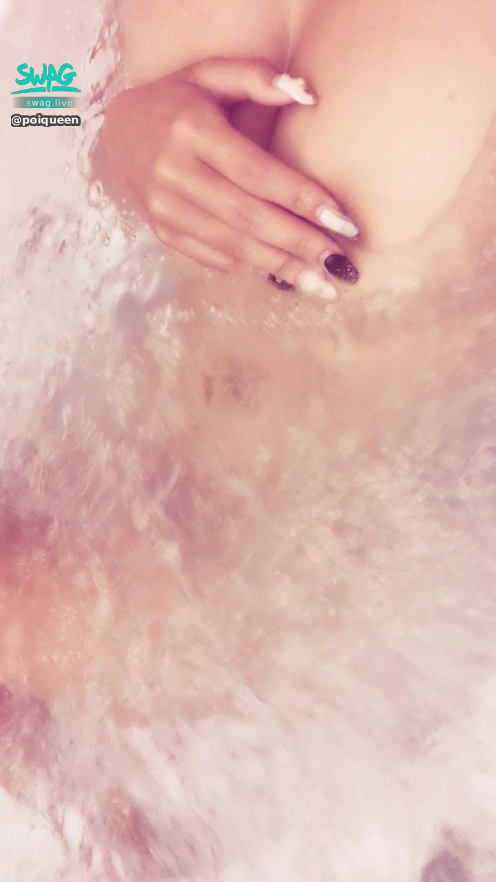 poiqueen : 全裸泡澡
