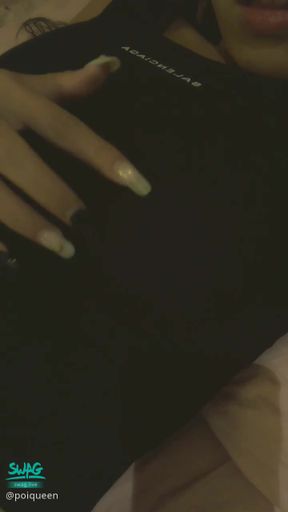 poiqueen : 玩到乳頭都硬了⋯⋯