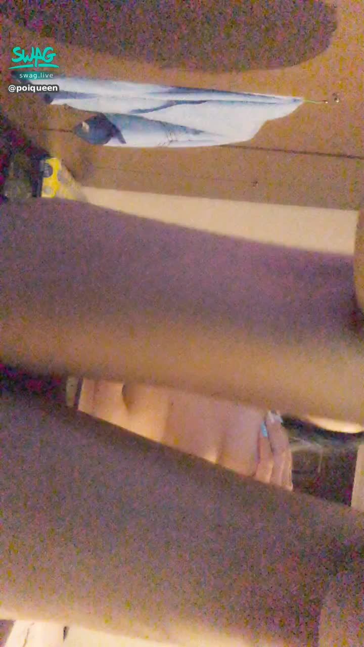 poiqueen : 慰慰解鎖姿勢❤️M雙腿大開面對鏡頭 一手抓奶 一手揉穴