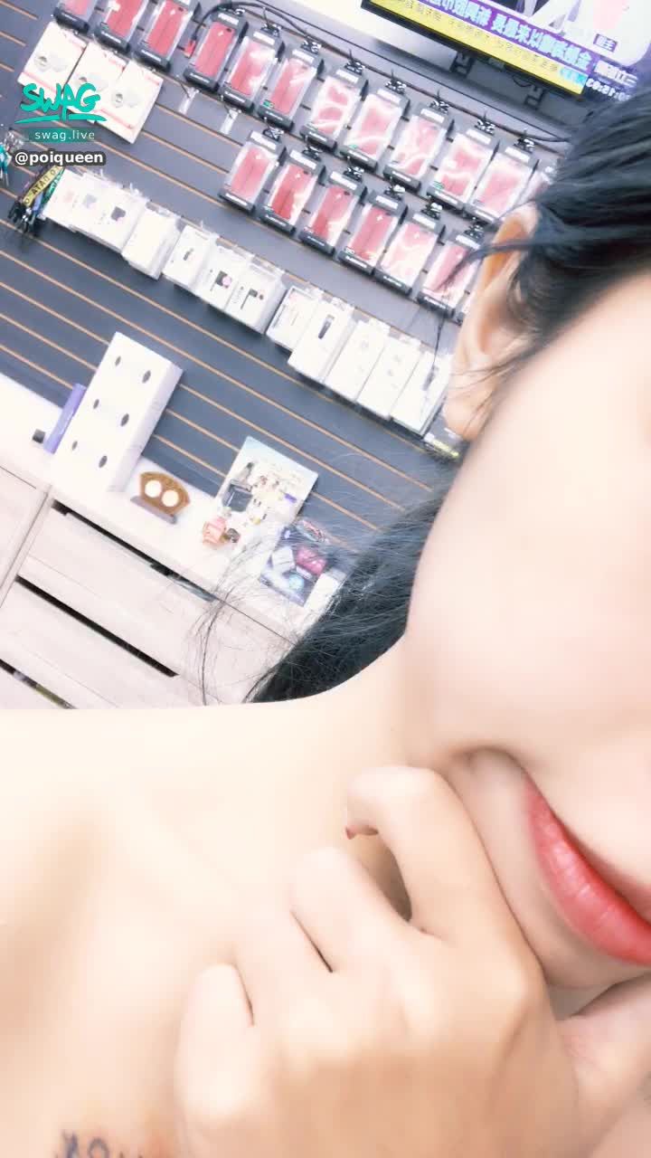 poiqueen : 誠徵老公一位 年紀比我大 身高比我高 體重比我重 名額只有一位 意者私訊❤️ 附加福利：可以使喚我當你的性奴隸😳