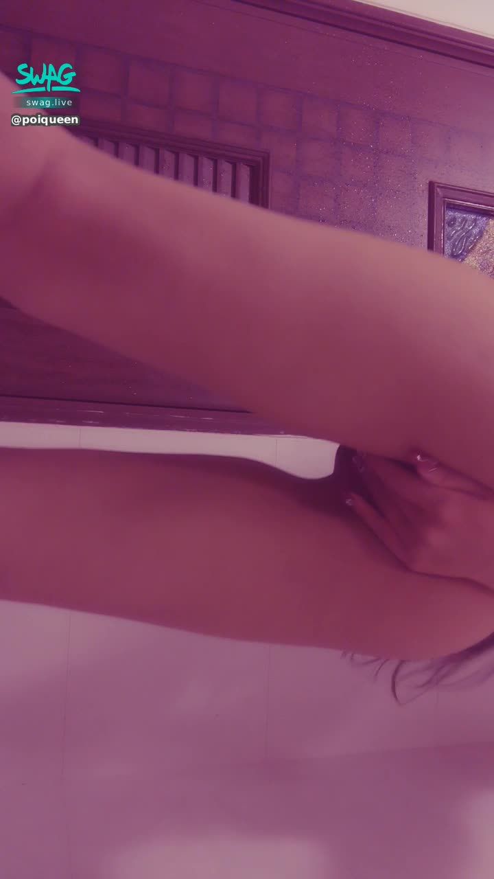 poiqueen : 背後視角 雙腿劈開 大露陰戶 掰開揉