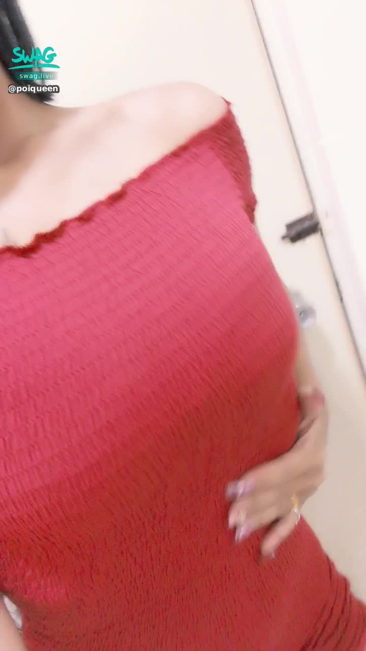 poiqueen : 紅色連身裙+黑色小丁 絕配❤️