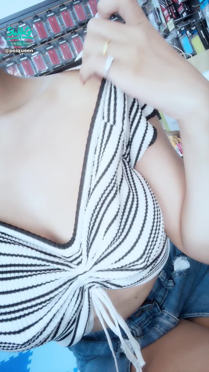 poiqueen : 上面時間 內衣褲都脫了❤️ 想看什麼的 「不給糖就搗蛋」🎁送起來 滿足你的視覺聽覺