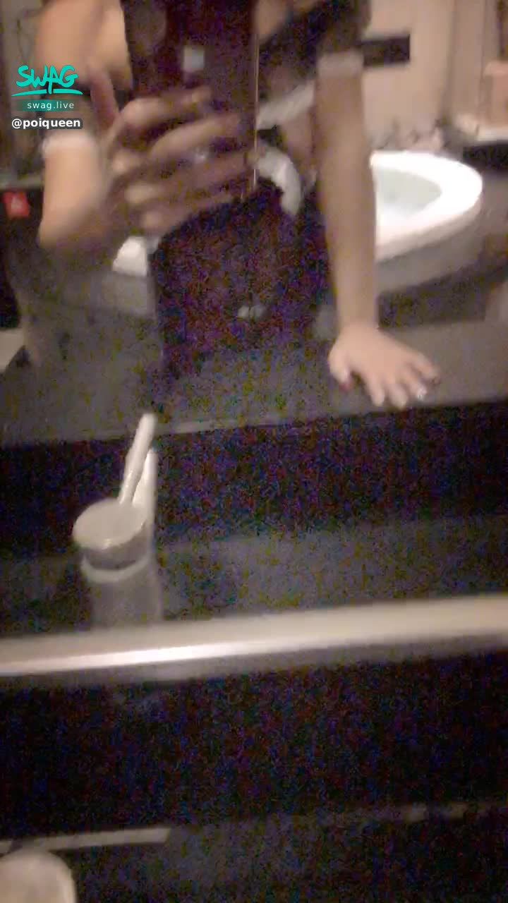 poiqueen : 🔥火辣女僕 趴在鏡子前 奶頭都彈出來了