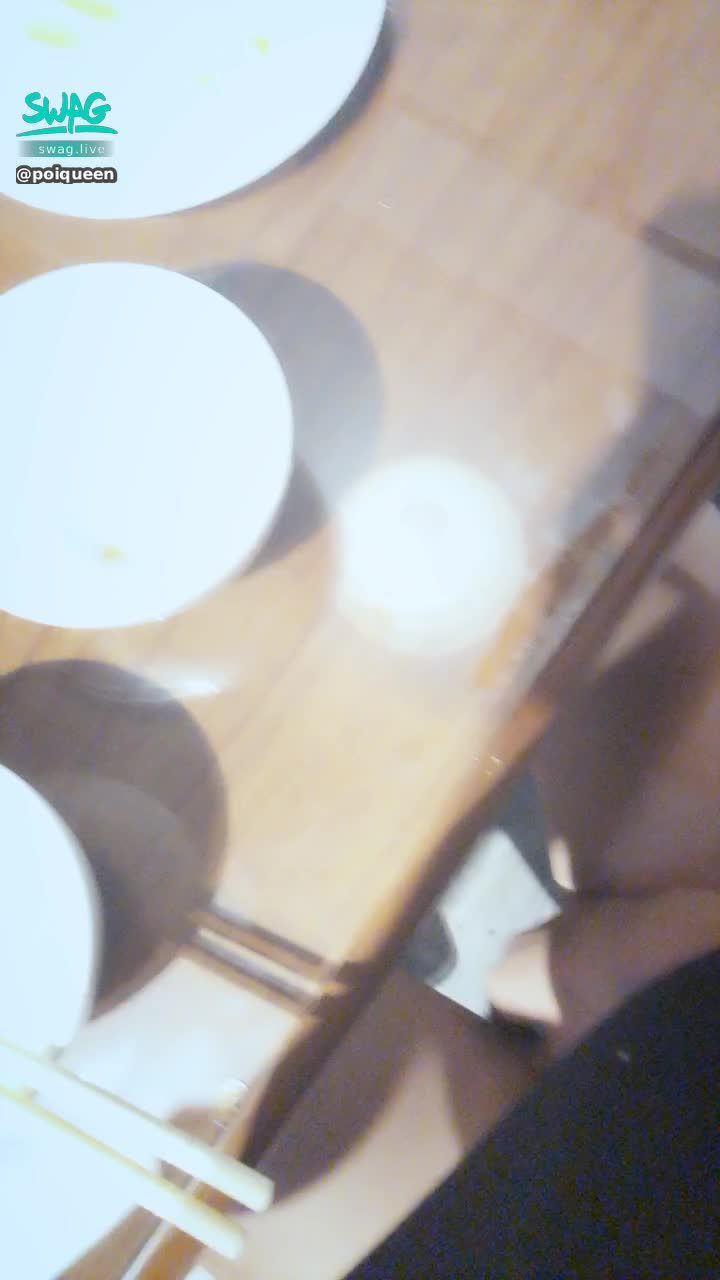 poiqueen : 吃飯偷偷拉下內褲 露出鮑魚
