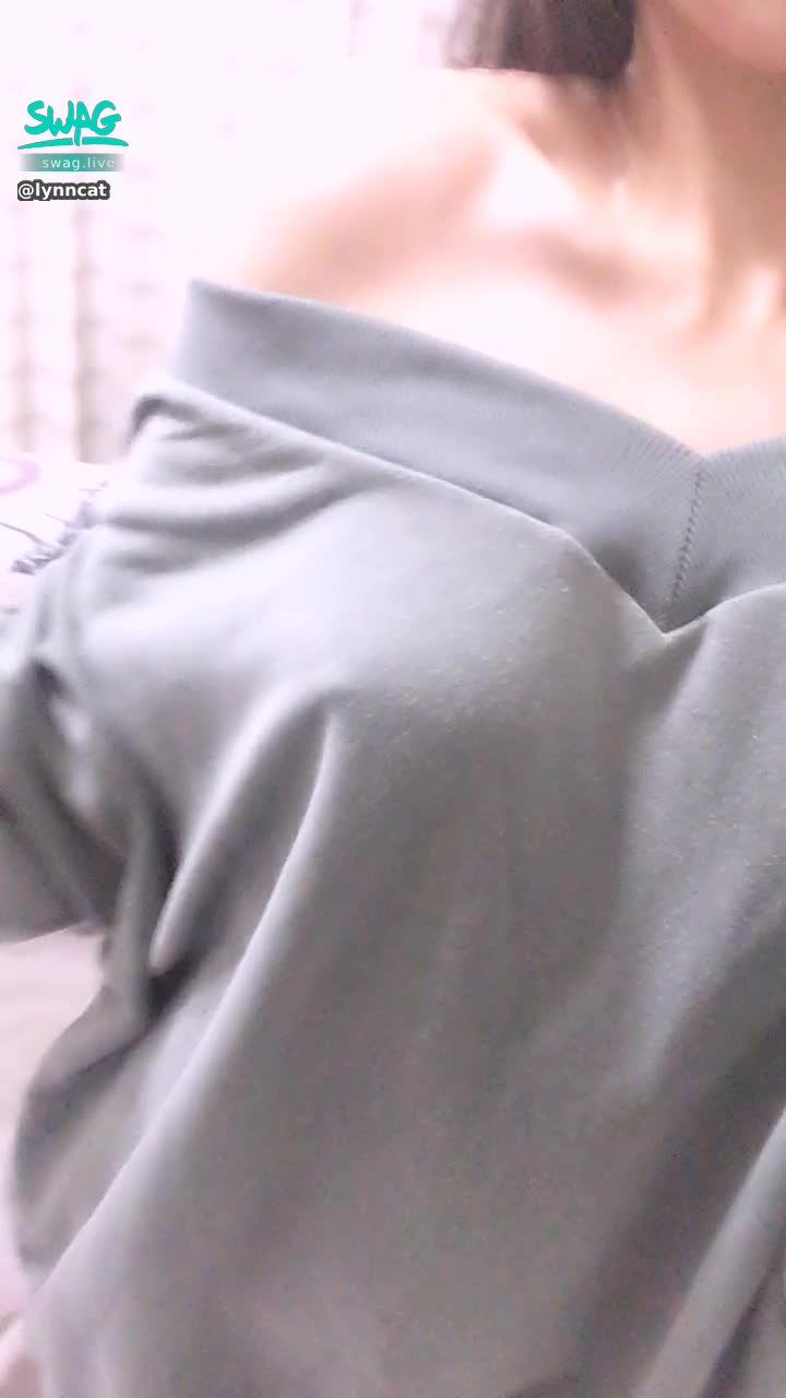 l*****t : 🔥不穿內衣醬出門😈手一抬高內褲就會露出來衣服輕輕一拉奶子就會露出來👅