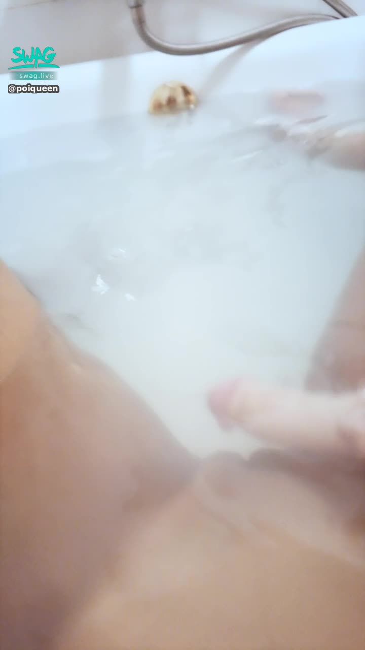 poiqueen : 💦濕身記 就這樣拍打鮑魚陰蒂都露出來了