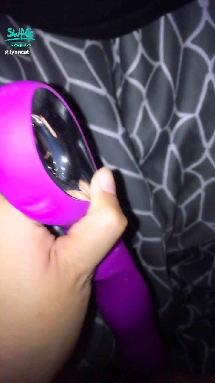 l*****t : 🔞半夜自慰30秒福利大片🔞在陰蒂快要高潮的時候把棒子插進去然後再快速抽插而且都有加震動..忍住不叫我真的要死了真的好舒服...