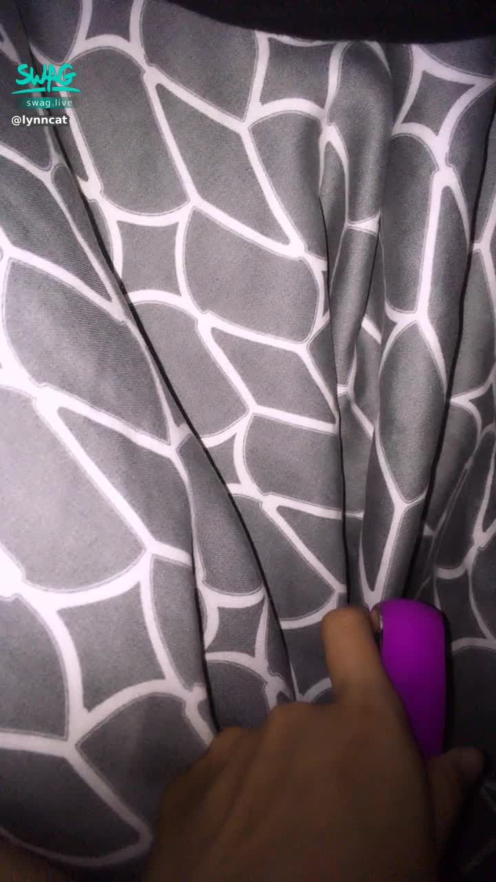 l*****t : 🔞高潮後的穴真的很緊🔞按摩棒被穴緊緊吸著超難抽出來的🙈一抽出來就都是陰道裡的淫水