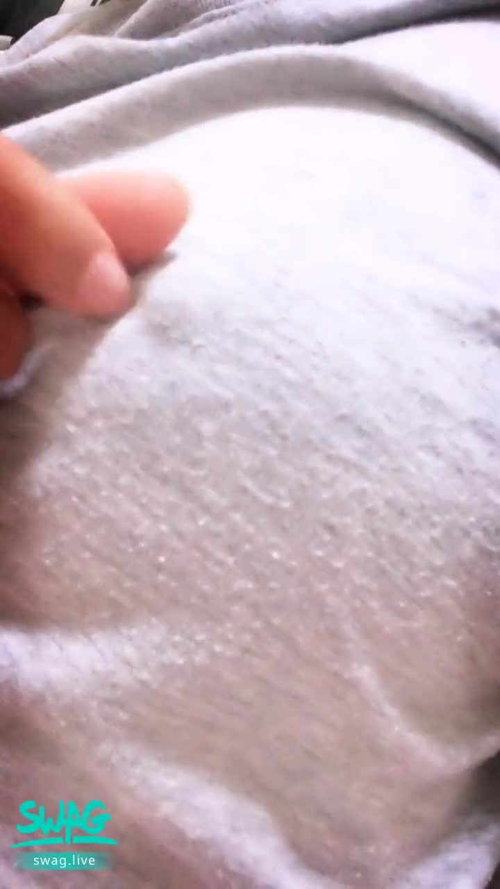 l*****t : 現奶頭敏感程度到一個極限🈵用舔的我就高潮了那種程度的敏感..稍微摳兩下下面就濕的一塌糊塗💦