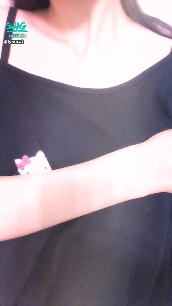 l*****t : 💕把奶也翻出來💕室友還是沒有發現我在他背後一直耍色😈