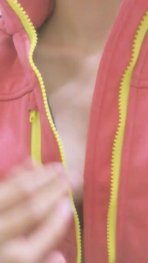 l*****t : 驚喜✨耍騷耍的慾火焚身🔥決定不穿衣服只穿內衣外套出門去買飯🔞看看這顆滿出來的奶子❤️