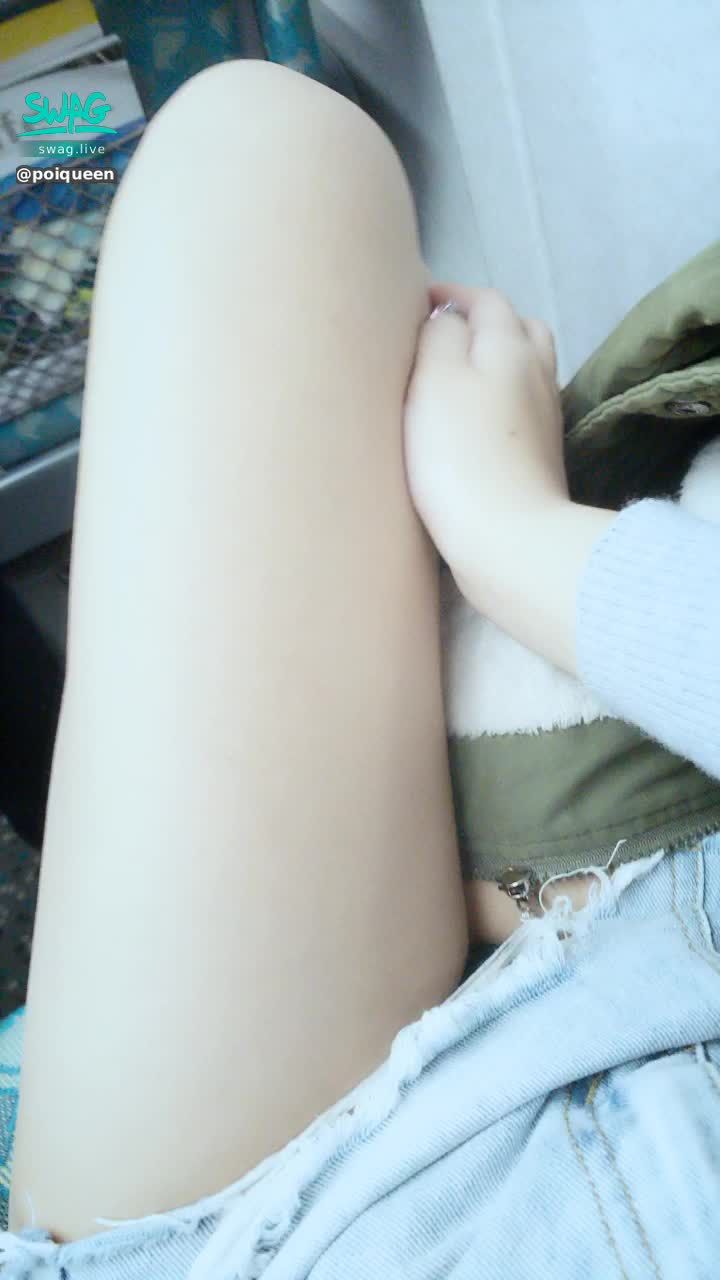 poiqueen : 旁邊乘客在睡覺 我那麼大膽的露出小丁