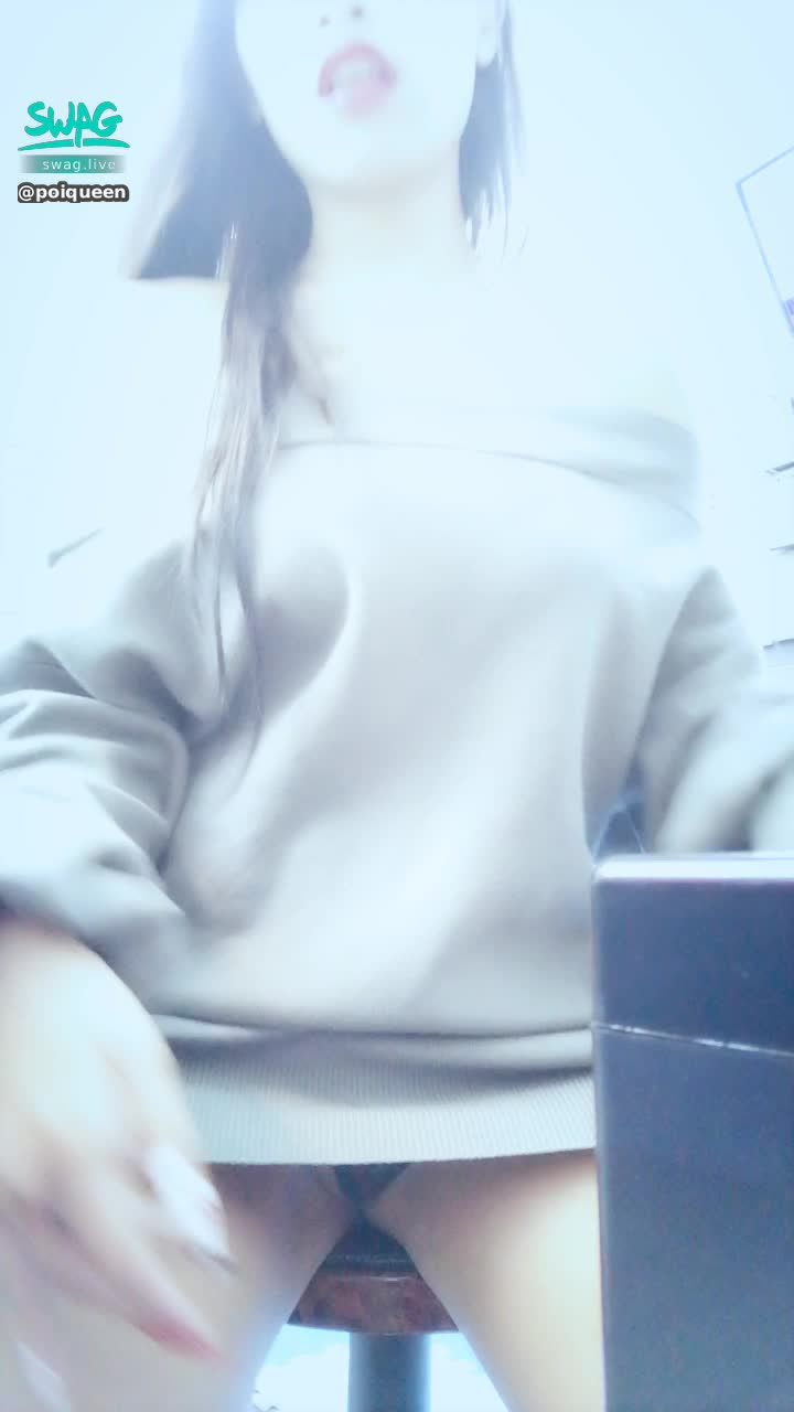 poiqueen : 🔞#男友視角之偷窺女友上班 女友張開腿 發現裡面只有透膚小丁
